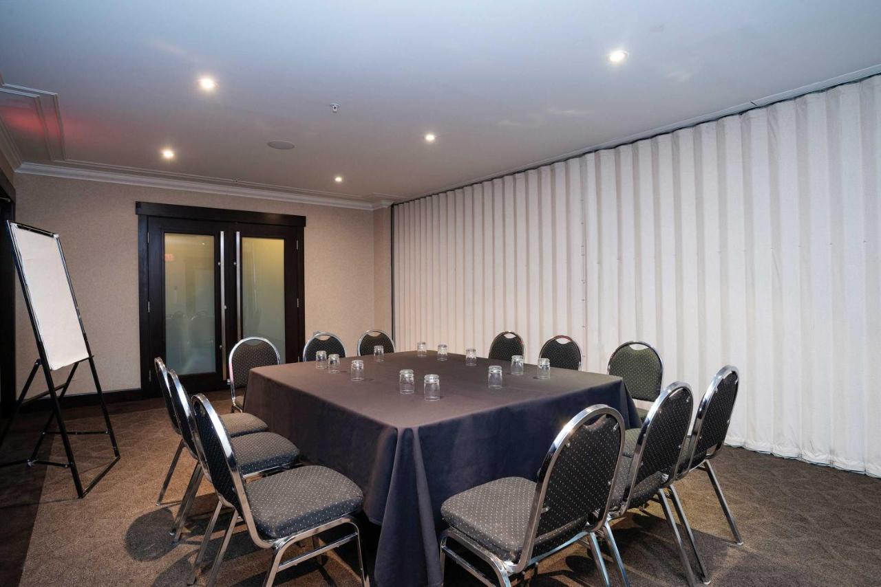 Sandman Hotel & Suites Calgary West Esterno foto